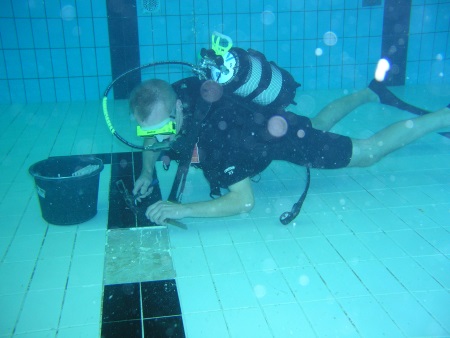 Hallenbad Fliesen ausgewechselt
