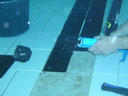 Schwimmbad unter Wasser Fliesen eingeklebt