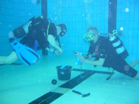 unter Wasser Fliesen verlegt