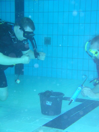 unter Wasser Fliesen eingeklebt