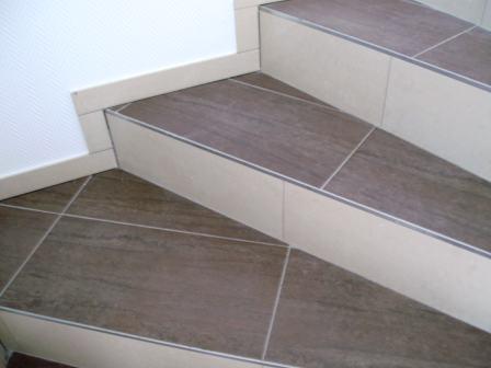 neu geflieste Treppe