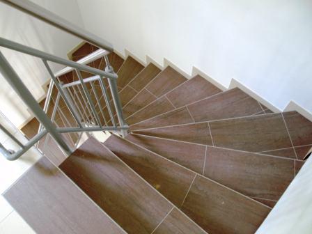 Treppe mit Stufenfliesen hergestellt